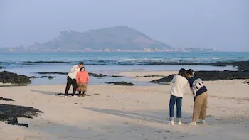 E15.Yeong-ok, Jeong-jun, and… 2