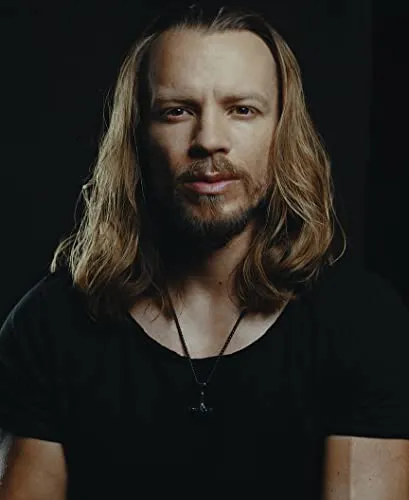 Dustin Leighton
